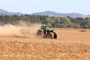 Арендатори свалят рентите със слухове за данък върху земята