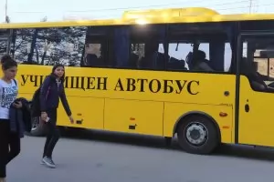 За 45 000 деца училищният автобус е единственият път към знанието