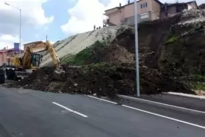 Ново свлачище затрупа мегабулеварда във Варна /видео/