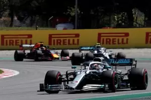  Хамилтън триумфира за петата двойна победа на "Мерцедес" в F1