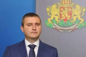 Половината работещи се осигуряват на минимална заплата