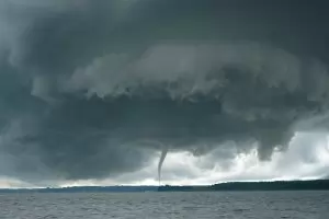 Внушителни водни смерчове изненадаха Генуа