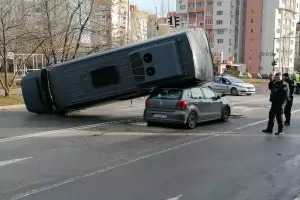 Микробус се стовари върху лека кола в София