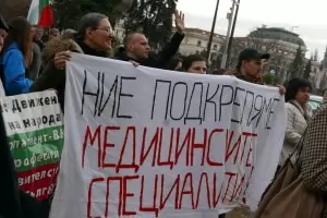 Медсестрите продължават с протеста си