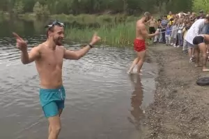 Руснак подобри рекорд по вдигане на щанга под вода