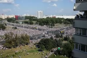 Десетки хиляди се събраха на поредния протест срещу Лукашенко 