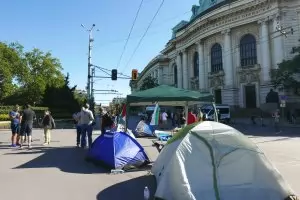 Протестиращите вдигат блокадата пред СУ в знак на добра воля