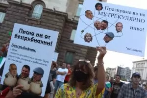 Отровното трио: Протестиращите 38 дни не са политически наивници