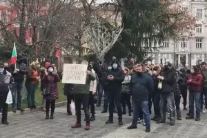 Ресторантьори и бармани протестират в Пловдив и Бургас