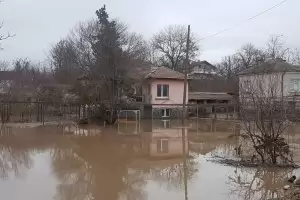 "Хубаво е, не е готово, ама ще видим" - река отнесе мост