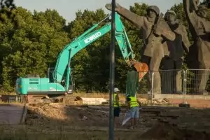 В Рига започна разрушаването на паметника на съветската армия