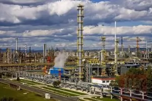 Кабинетът сменя "очите на държавата" в "Лукойл Нефтохим" 