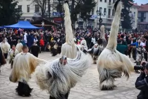 Хиляди българи откриха сезона на кукери и мечкари