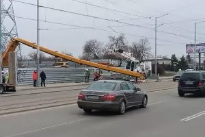 Огромен кран падна върху строежа на метрото при "Червено знаме"