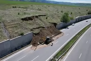 Още една от стените на АМ „Струма” може да се срути