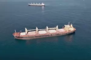 Екипажът на атакувания от хутите 
кораб в Червено море е евакуиран