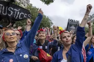 Десетки хиляди демонстрират 
срещу крайната десница във Франция