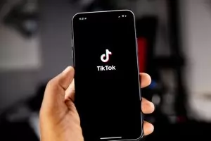 Дефект в TikTok компрометира акаунтите на CNN и Парис Хилтън