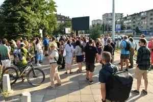 Жители на три района протестират срещу строеж на 16-етажна сграда 