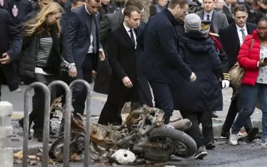 "Жълтите жилетки" превърнаха    
              Париж в бойно поле