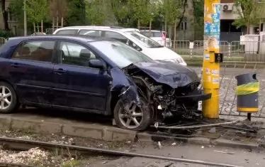 Жена с над 3 промила се заби в стълб на централен столичен булевард