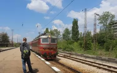 Пенсионирани машинисти спасяват графика в БДЖ