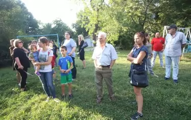 Ведомствена улица разполови детска площадка