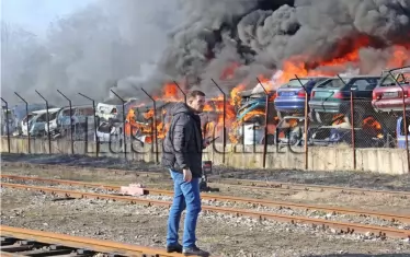 Прокуратурата разследва пожара в автоморга в Хасково