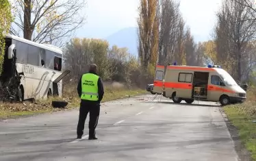 Трима загинаха при жесток челен сблъсък между джип и автобус