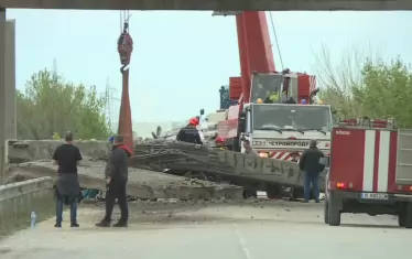 Част от мост падна върху кола и затисна хора край Девня