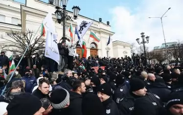 ПП оправда с  „Възраждане“ решетките на входа на НС