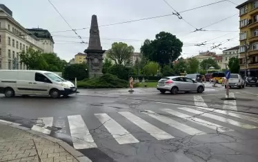 Преасфалтиране около паметника на Левски блокира центъра на София