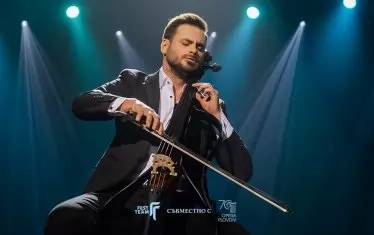 Половинка от 2Cellos ще свири на Античния театър в Пловдив