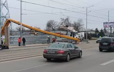 Огромен кран падна върху строежа на метрото при "Червено знаме"