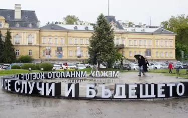 Изречение за сядане и размисъл е поставено на мястото на мавзолея